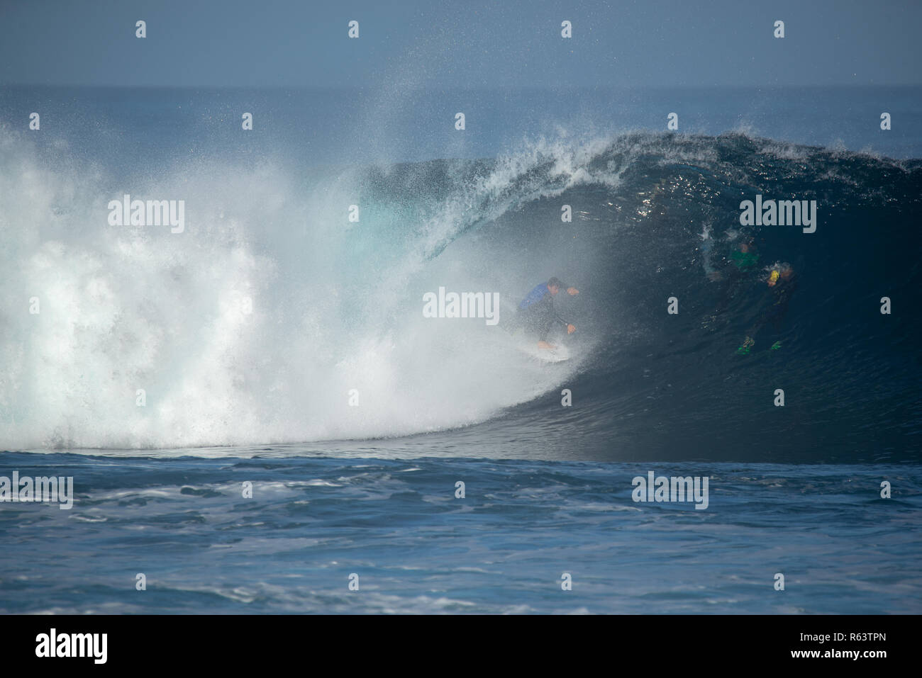 Lanzarote - Novembre 29, 2018: surfer nella grande onda, concorrenza "quemao classe " Lanzarote, isole canarie Foto Stock