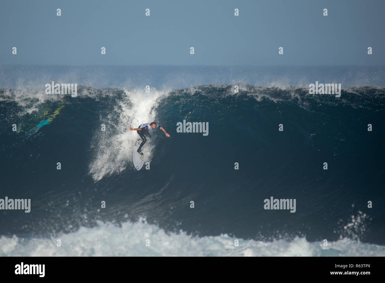 Lanzarote - Novembre 29, 2018: surfer nella grande onda, concorrenza "quemao classe " Lanzarote, isole canarie Foto Stock