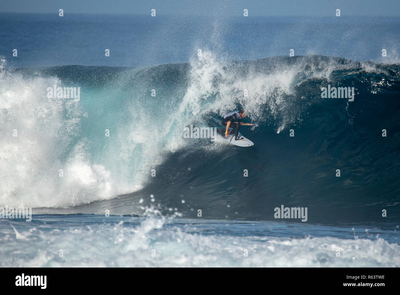 Lanzarote - Novembre 29, 2018: surfer nella grande onda, concorrenza "quemao classe " Lanzarote, isole canarie Foto Stock