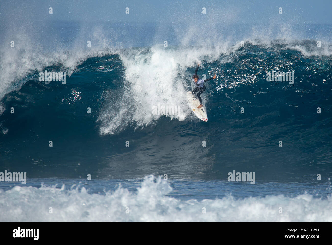 Lanzarote - Novembre 29, 2018: surfer nella grande onda, concorrenza "quemao classe " Lanzarote, isole canarie Foto Stock