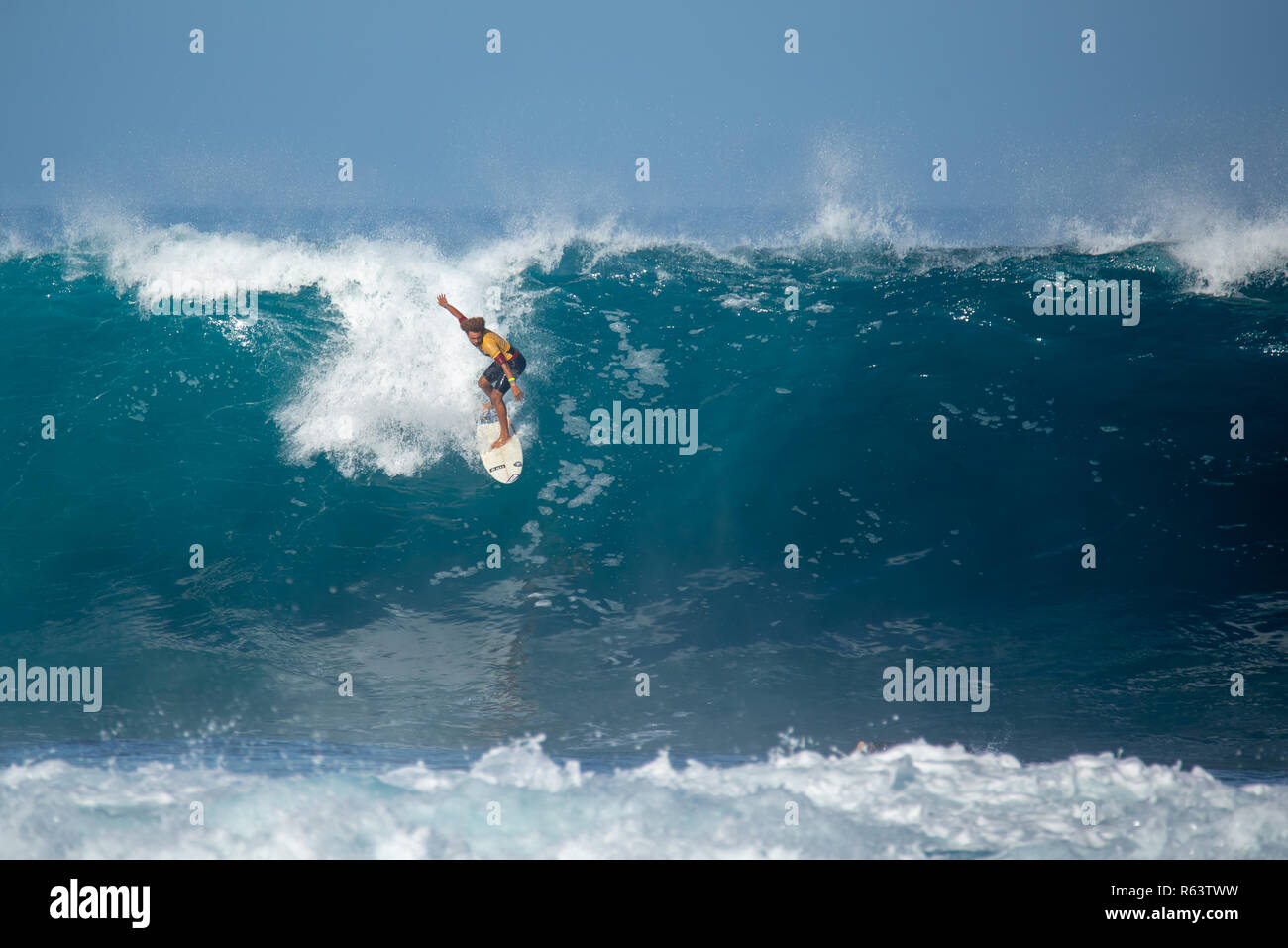 Lanzarote - Novembre 29, 2018: surfer nella grande onda, concorrenza "quemao classe " Lanzarote, isole canarie Foto Stock