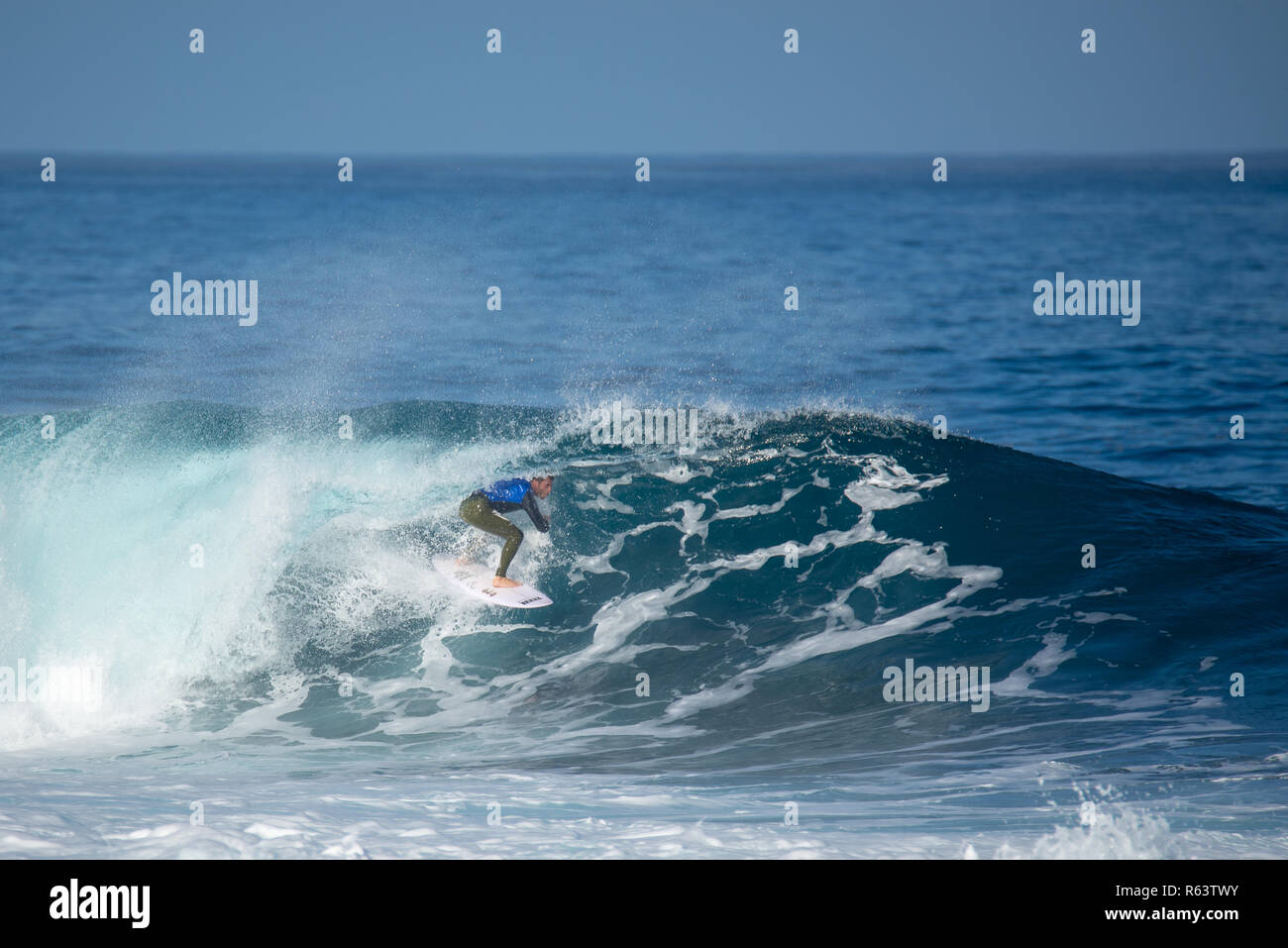 Lanzarote - Novembre 29, 2018: surfer nella grande onda, concorrenza "quemao classe " Lanzarote, isole canarie Foto Stock