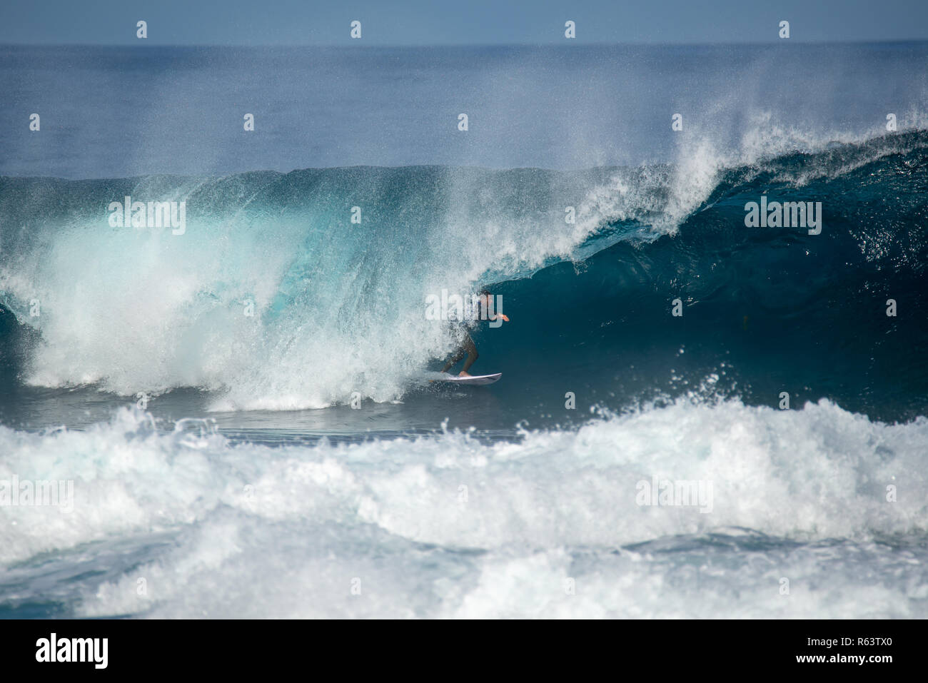 Lanzarote - Novembre 29, 2018: surfer nella grande onda, concorrenza "quemao classe " Lanzarote, isole canarie Foto Stock