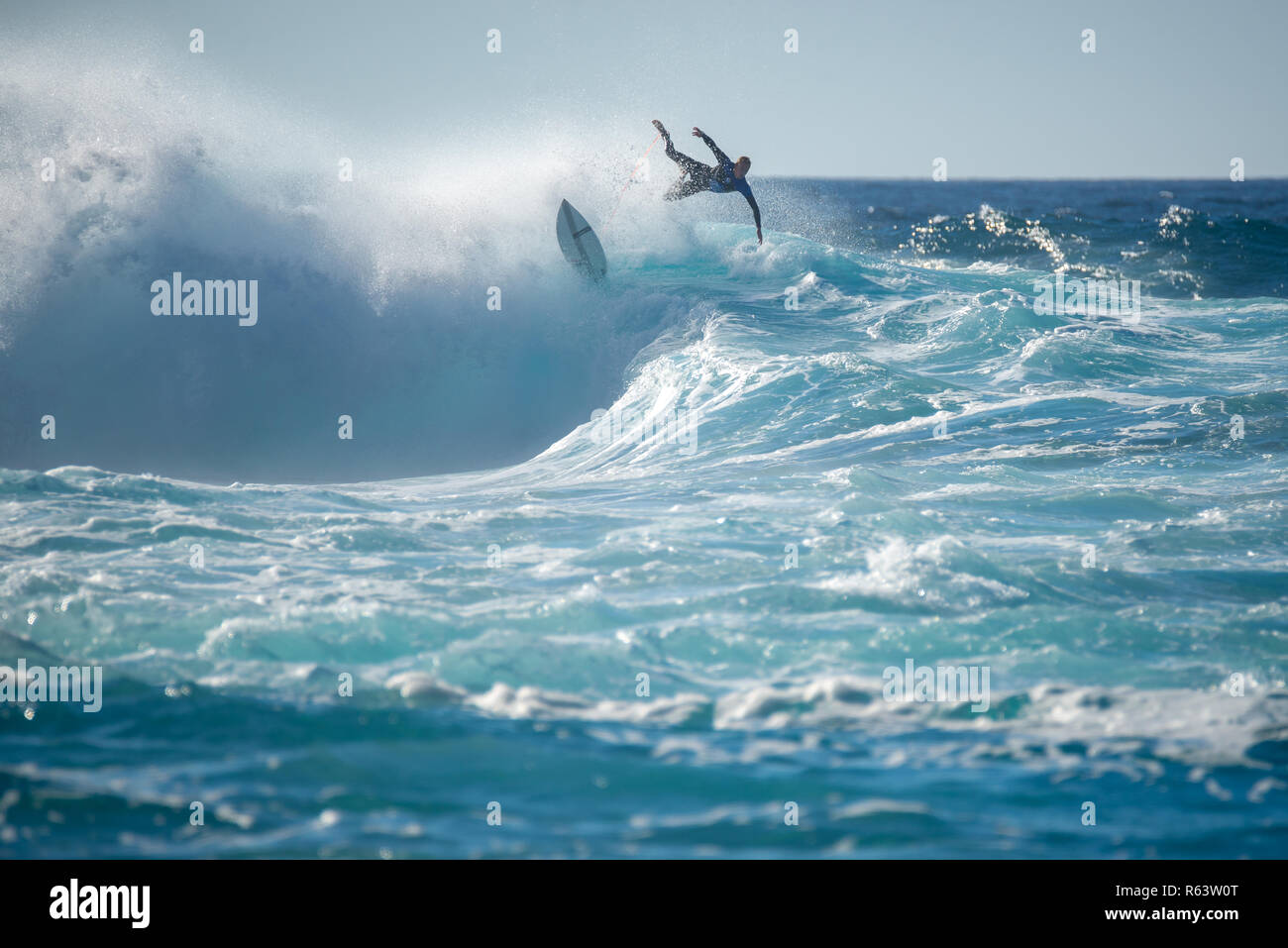 Lanzarote - Novembre 29, 2018: surfer nella grande onda, concorrenza "quemao classe " Lanzarote, isole canarie Foto Stock