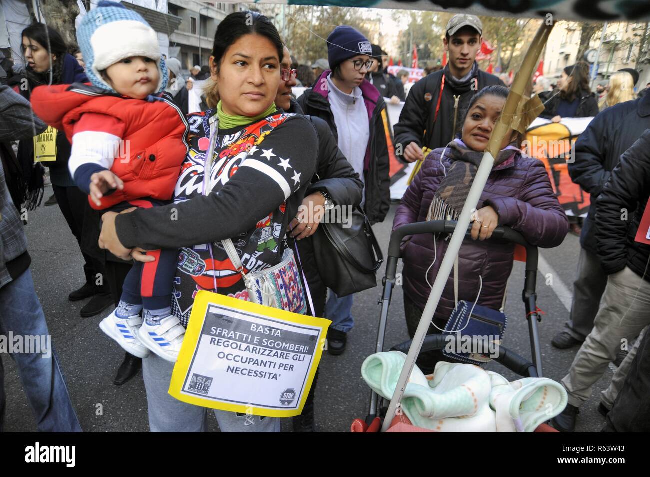 Milano (Italia), la dimostrazione contro la criminalizzazione degli immigrati dal decreto legge di Matteo Salvini, ministro degli Interni, e contro la trasformazione della CPA, centri di prima accoglienza in CPR, centri per il rimpatrio Foto Stock