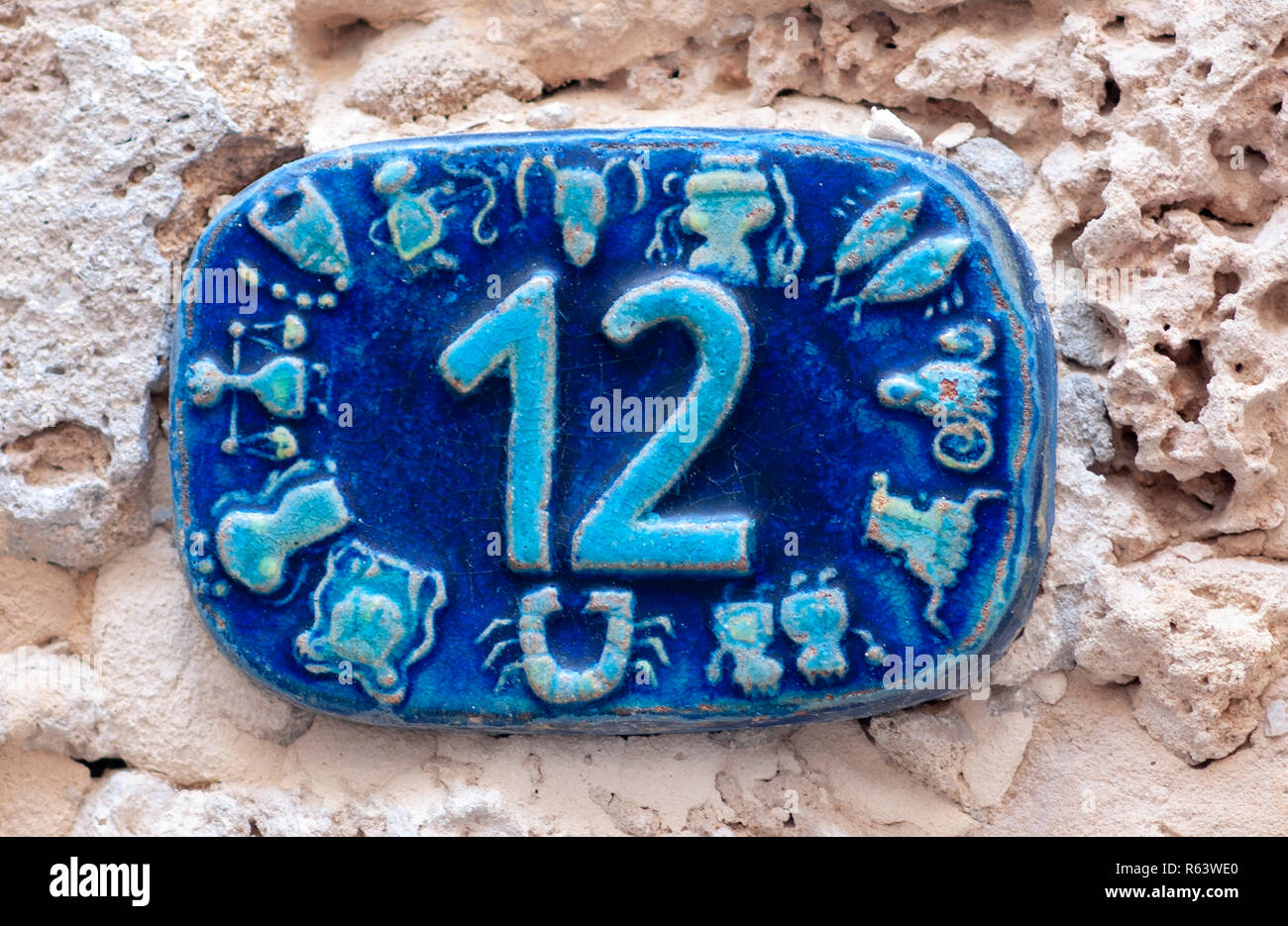Israele, Jaffa, numeri di ceramica segni zodiacali il numero dodici Foto Stock
