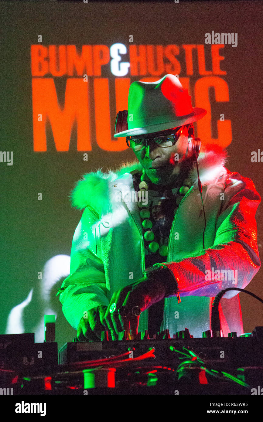 Londra REGNO UNITO 30 settembre 2017 DJ Paul Anderson giocando al CLF Art Cafe Bussey edificio in Peckham. Foto Stock