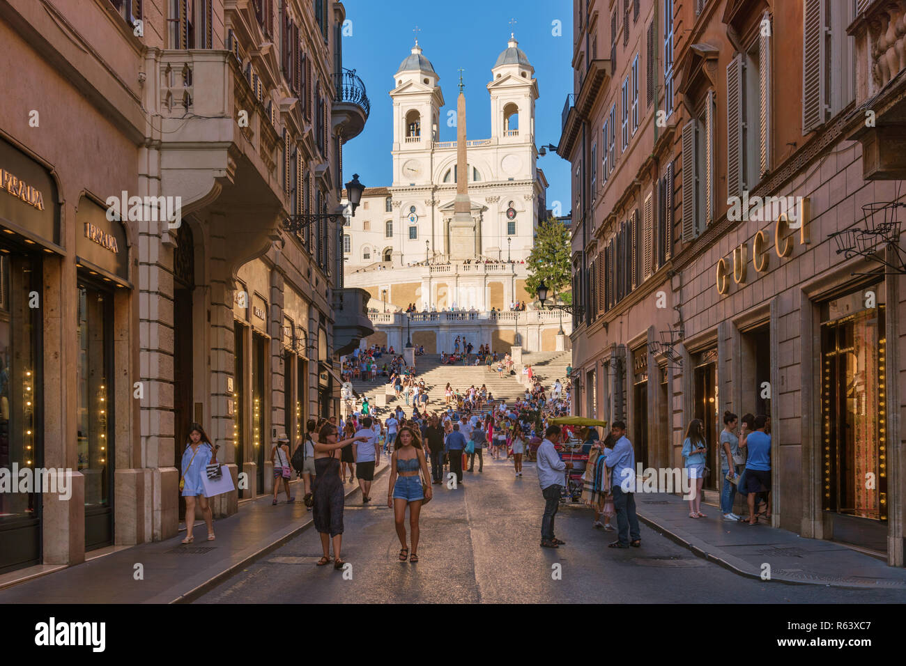 Scalinata di piazza di Spagna da Via dei Condotti, Roma, Italia Foto stock  - Alamy