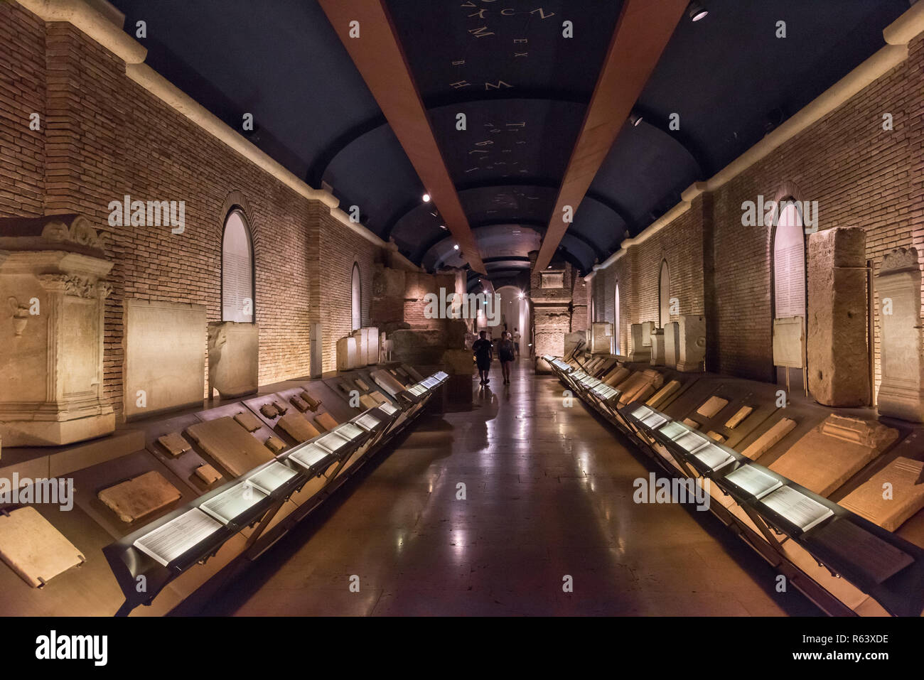 Antiche iscrizioni romane esposte nella galleria lapidaria sotterranea dei Musei Capitolini a Roma, Italia Foto Stock