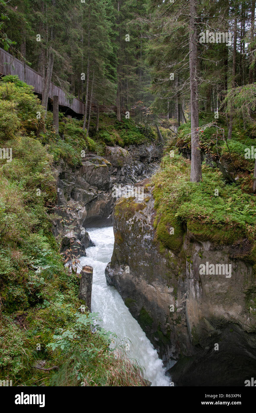 Rapido scorrere acqua come visto da Il Wilde Wasser Weg (Wild via d'acqua) sentiero, Stubaital, Tirolo, Austria Foto Stock