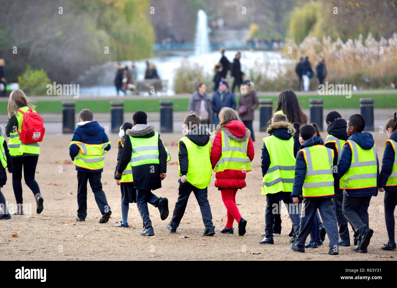 I bambini della scuola elementare in hi vis gilet in gita scolastica in sfilata delle Guardie a Cavallo, la zona centrale di Londra, Inghilterra, Regno Unito. Foto Stock