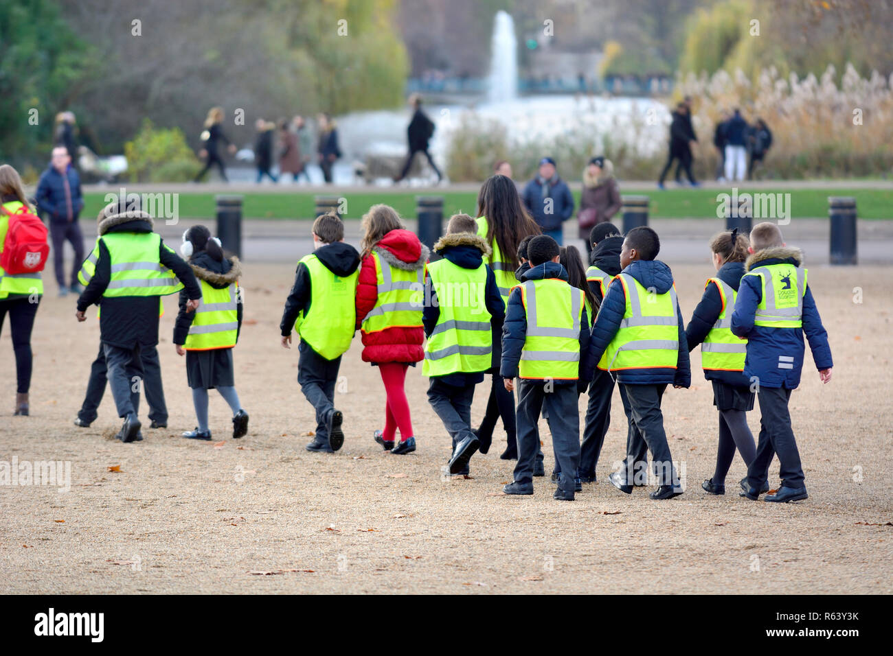 I bambini della scuola elementare in hi vis gilet in gita scolastica in sfilata delle Guardie a Cavallo, la zona centrale di Londra, Inghilterra, Regno Unito. Foto Stock
