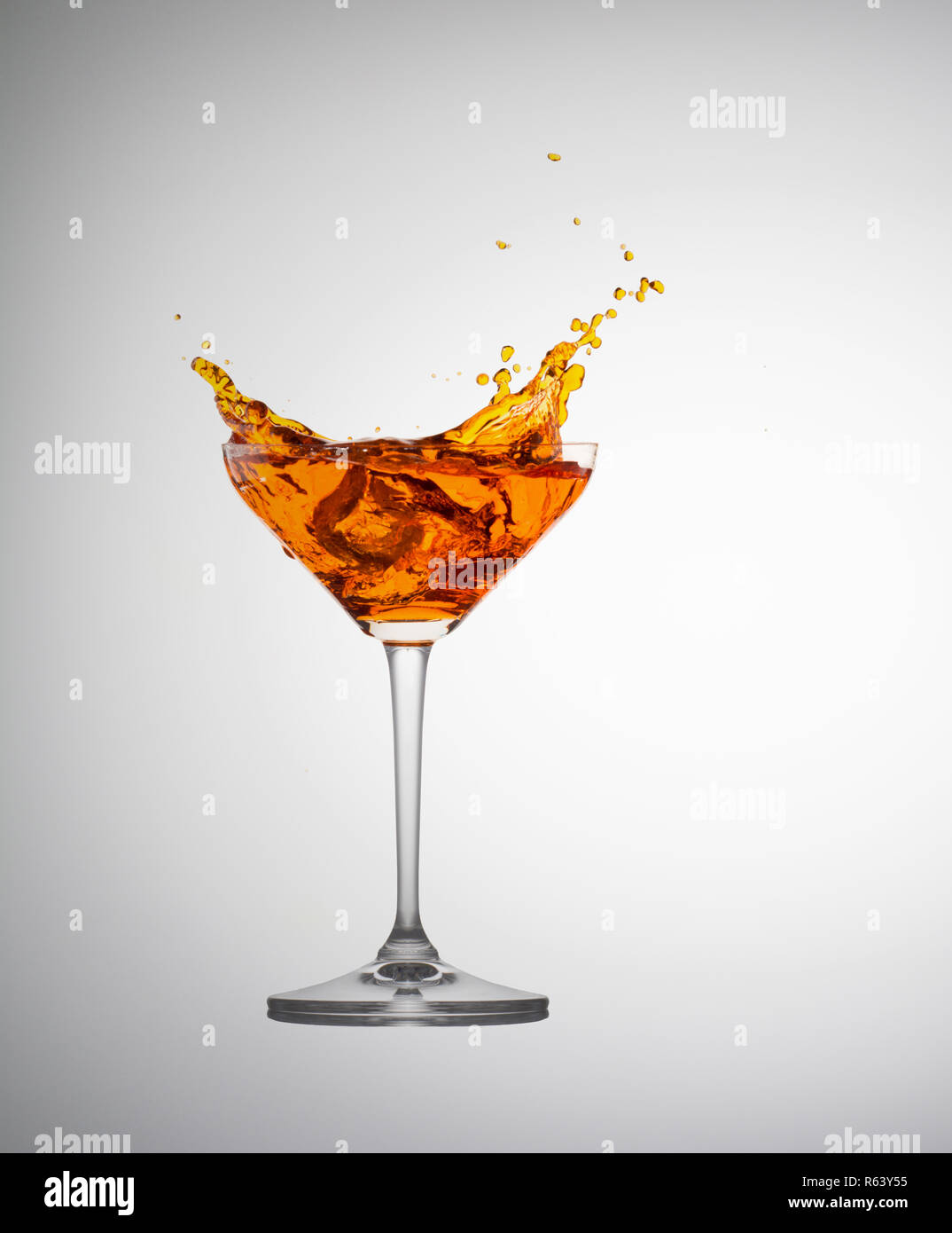 Elegante cocktail splash. Spritz Aperol su sfondo bianco. Foto Stock