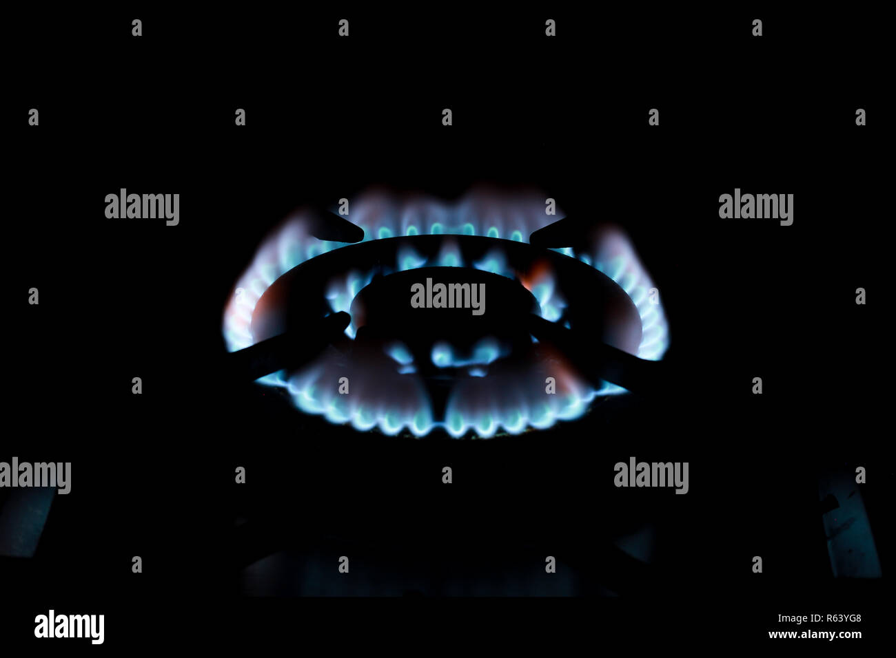 Blue Flames su un piano cottura a gas Foto Stock