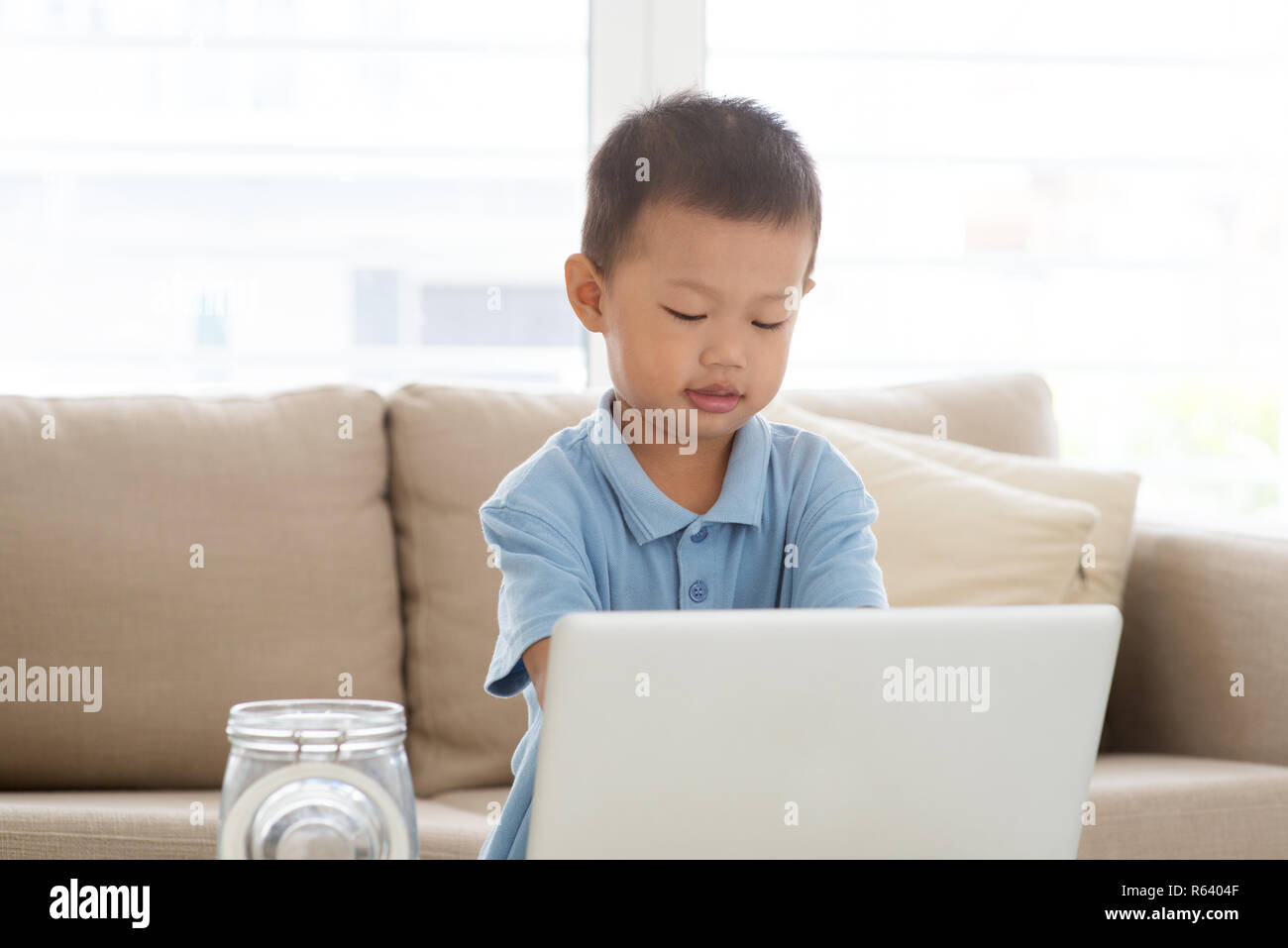 Asian boy utilizzando computer laptop. Foto Stock