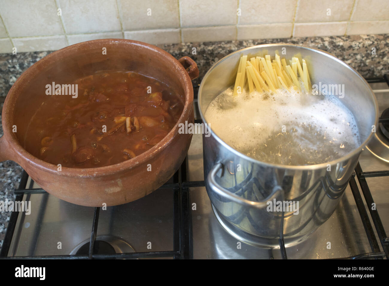 Per la cottura delle linguine con salsa di calamari Foto Stock