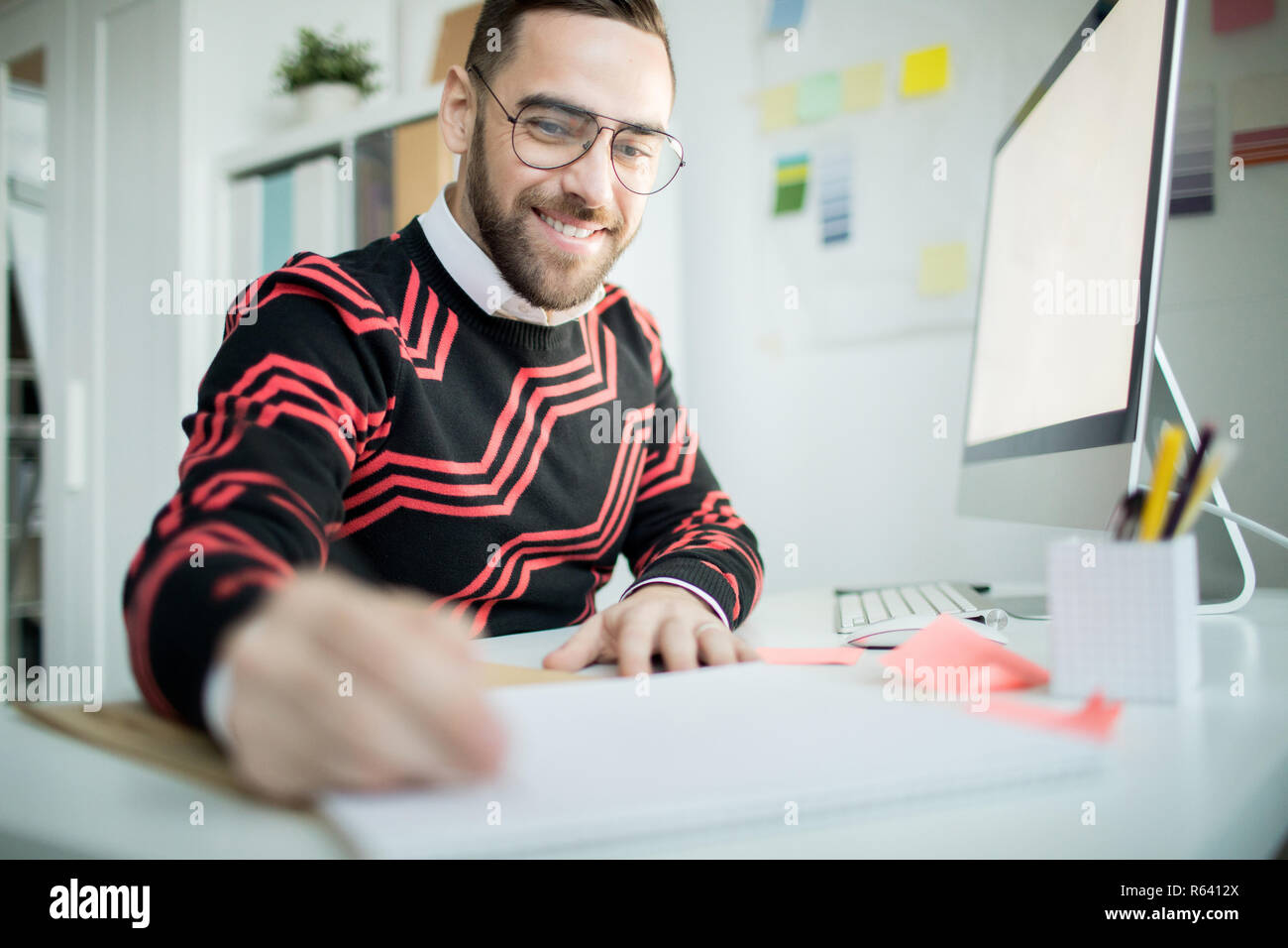 Intraprendente manager a scrivere le idee Foto Stock