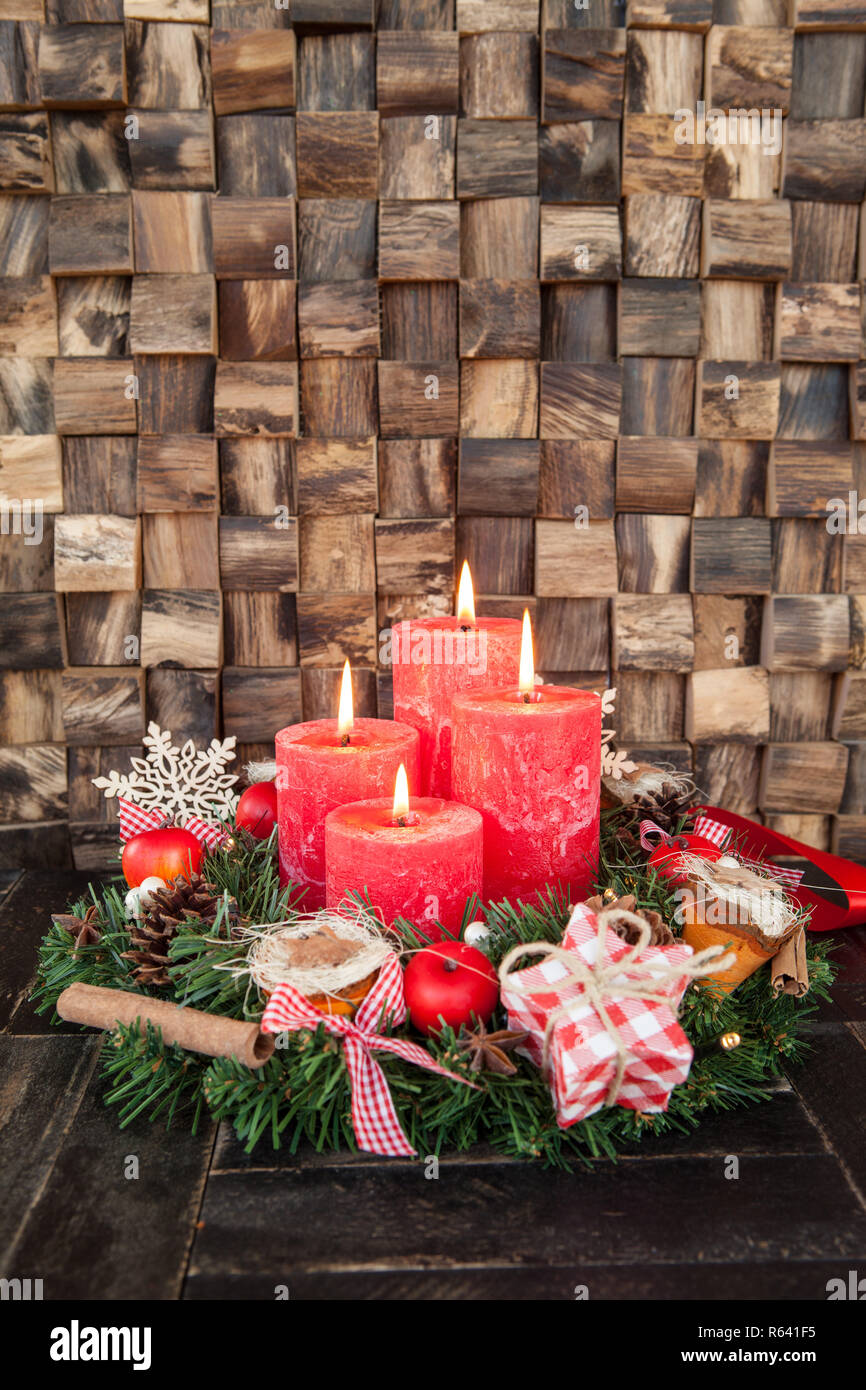Ghirlanda di Natale con candele rosse Foto stock - Alamy