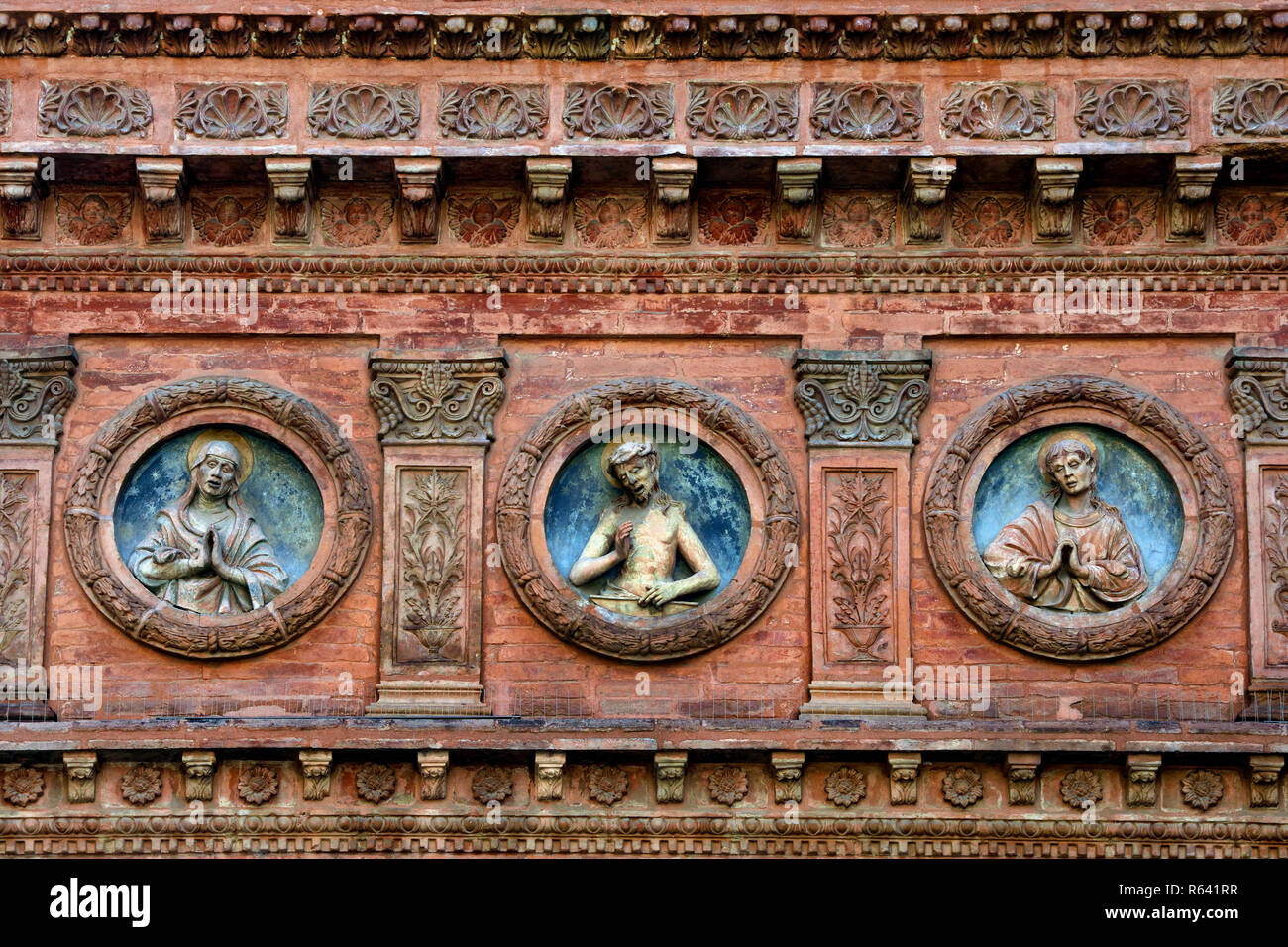 La chiesa di Spirito Santo Bologna Italia, italiano. ( Questa piccola chiesa è notevole per la sua facciata con sculture in rilievo. Essa risale al XV secolo). Foto Stock