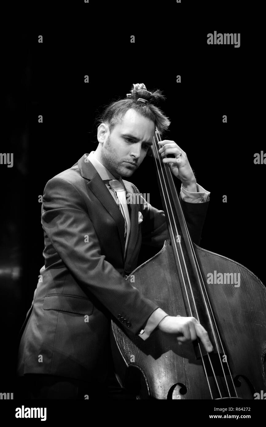 Matt Ridley la riproduzione di contrabbasso con Darius Brubeck Quartet, Brecon Jazz 2017 Foto Stock