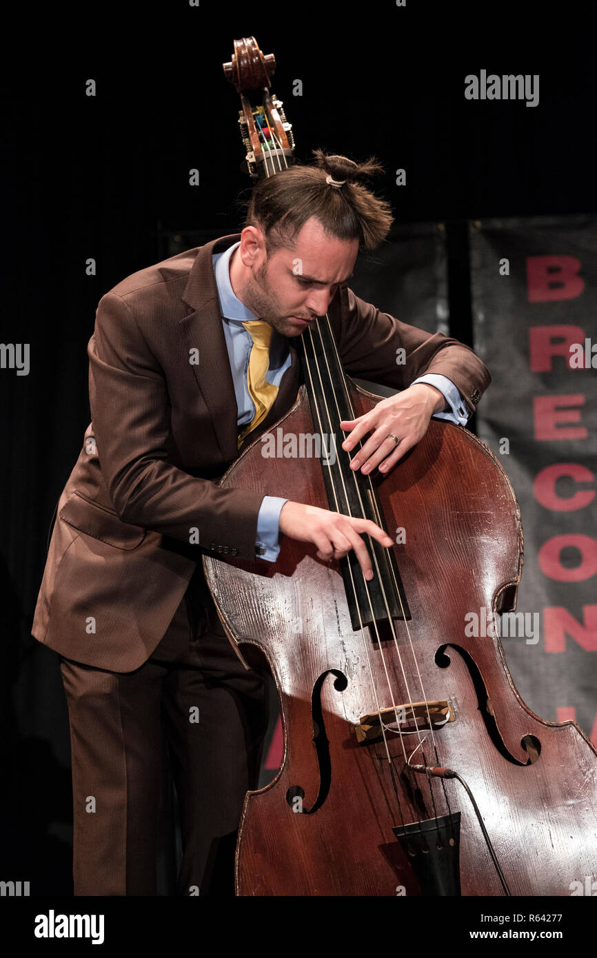 Matt Ridley la riproduzione di contrabbasso con Darius Brubeck Quartet, Brecon Jazz 2017 Foto Stock