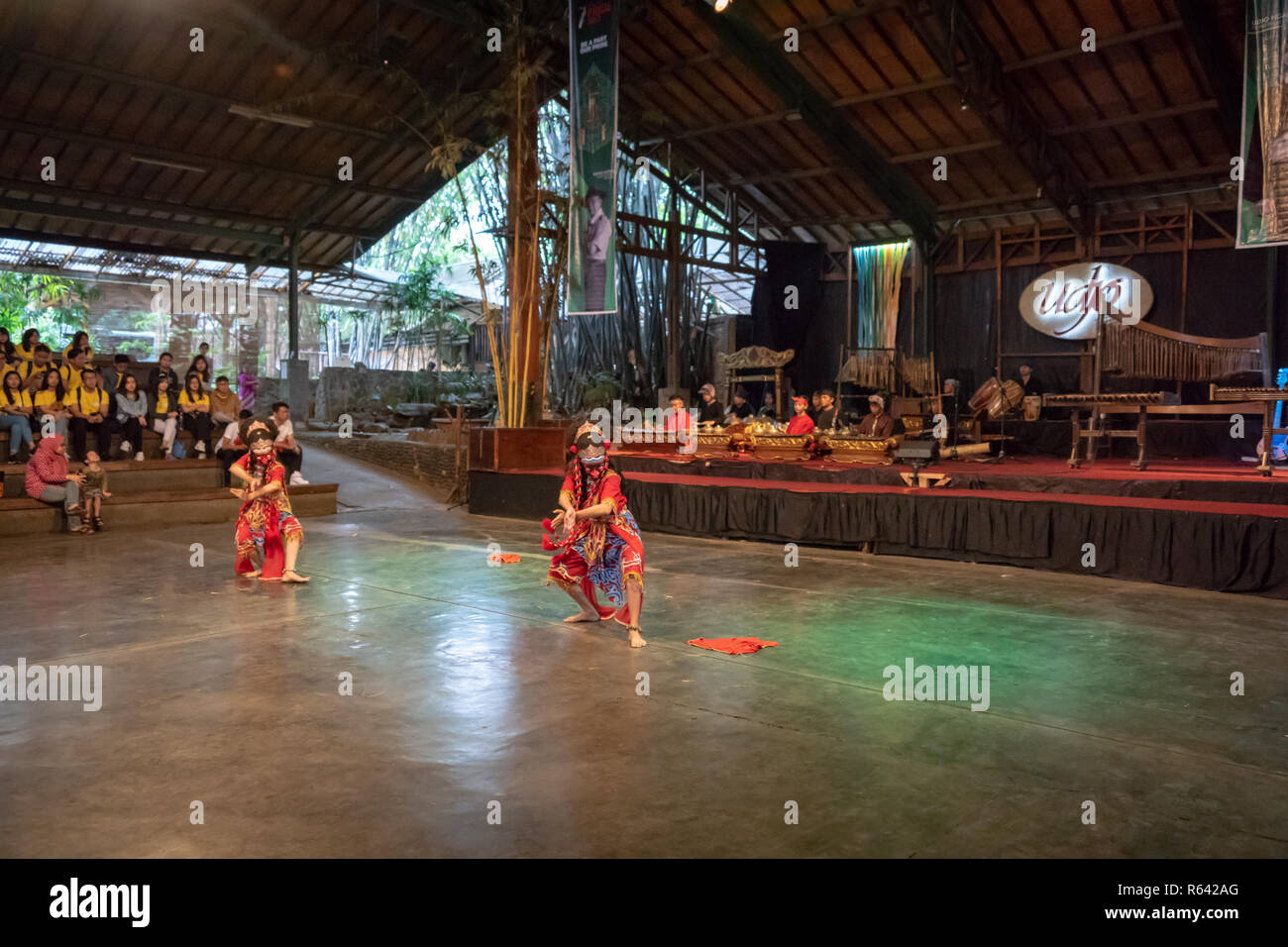 Bandung, Indonesia - Dicembre 2016: Sundanese performance di danza a Saung Angklung Udjo, indonesiano la musica e la danza tradizionali performance center Foto Stock