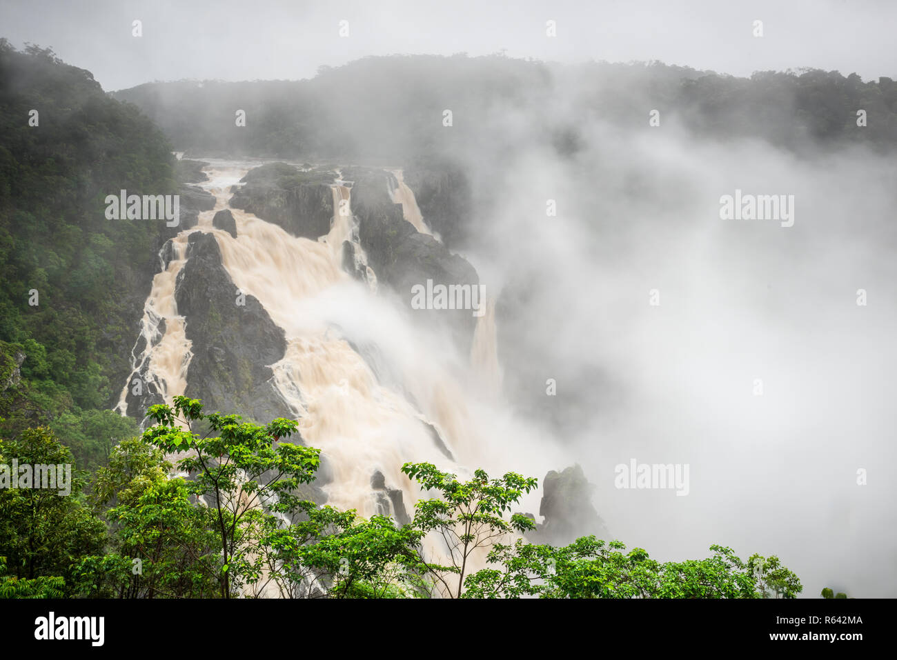 Barron rientra in Kuranda, Queensland, come visto durante abbastanza pesante pioggia che ha permesso la falls -- normalmente ridotta da uno stramazzo -- di fluire al pieno vigore. Foto Stock