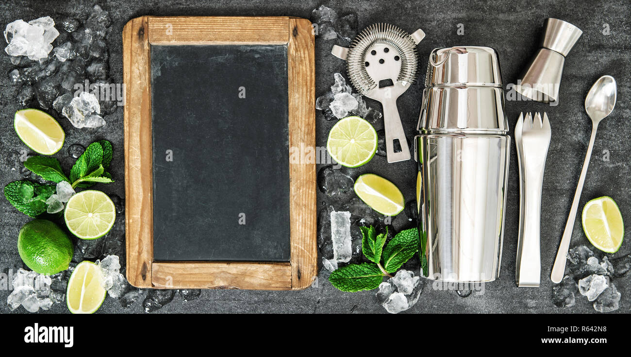 Cocktail rink la produzione di attrezzi. Lime e foglie di menta. Lavagna per testo ricetta Foto Stock