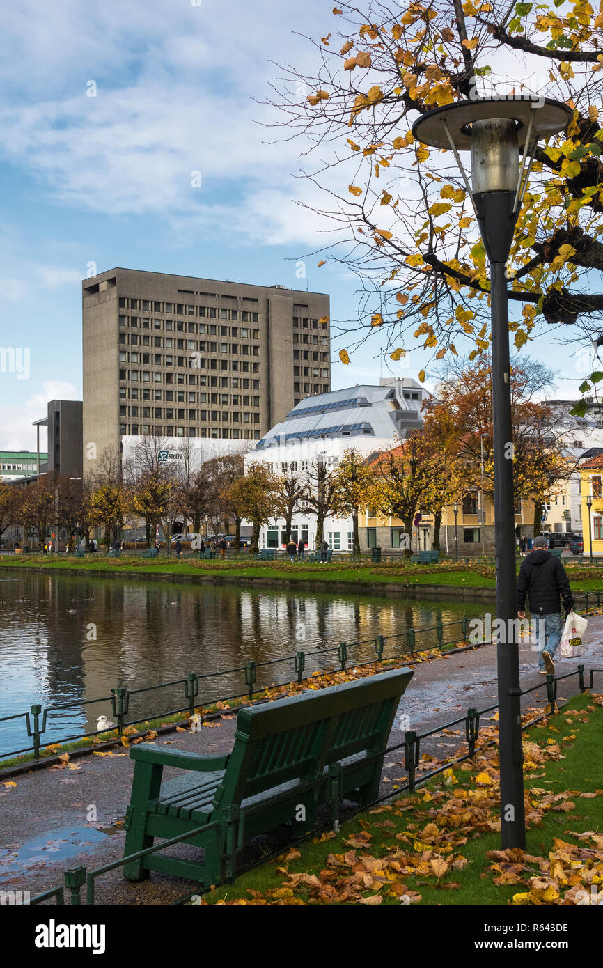 Autunno a Bergen, Norvegia. Lille Lungegaardsvannet lago e Municipio Raadhuset (essendo parzialmente ristrutturato) Foto Stock