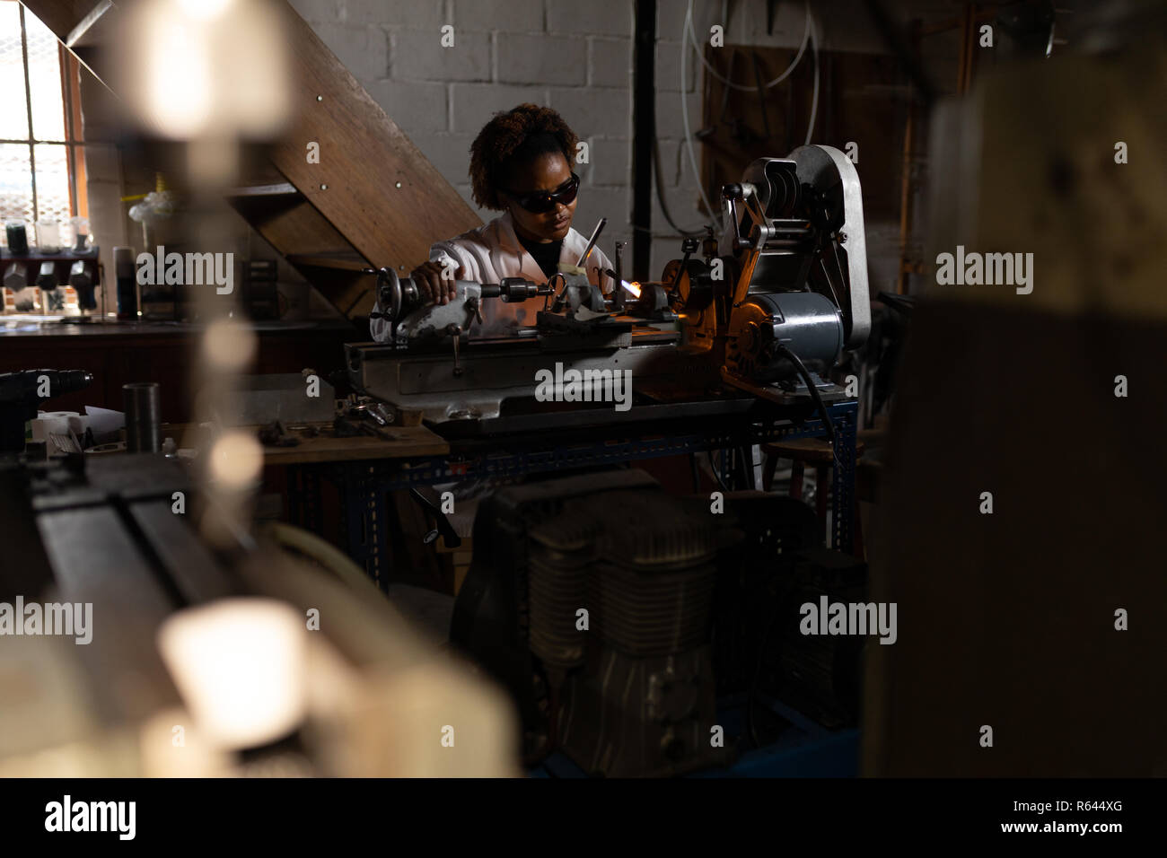 Lavoratore a lavorare nella fabbrica del vetro Foto Stock