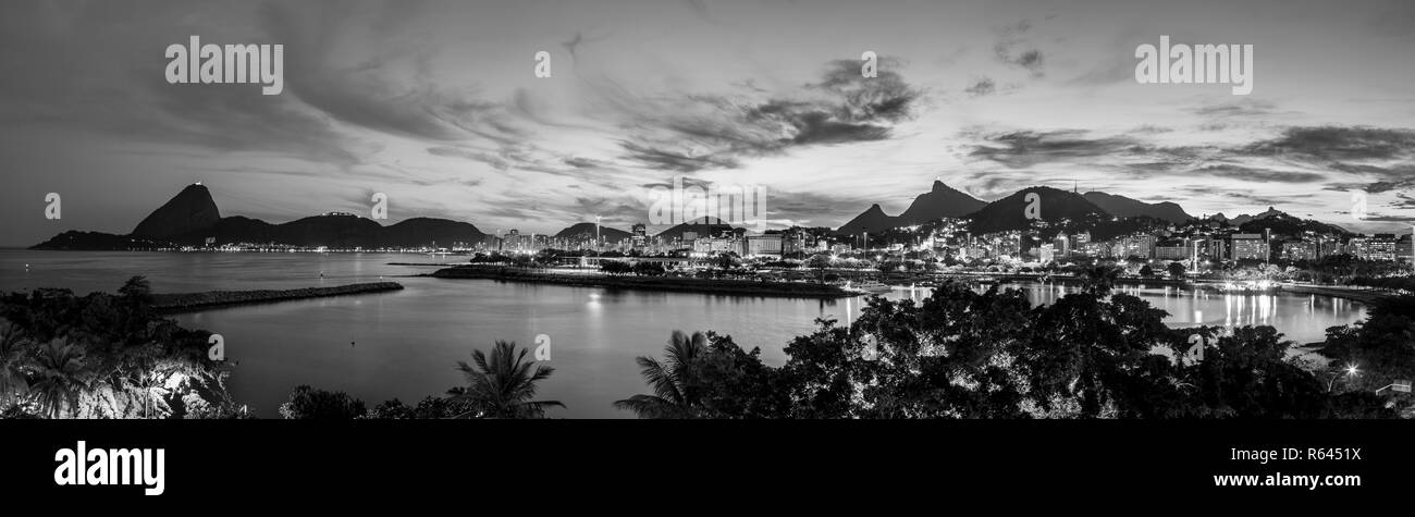Bella vista panoramica della città di Rio de Janeiro con il pan di zucchero e il Corcovado al crepuscolo. Foto Stock