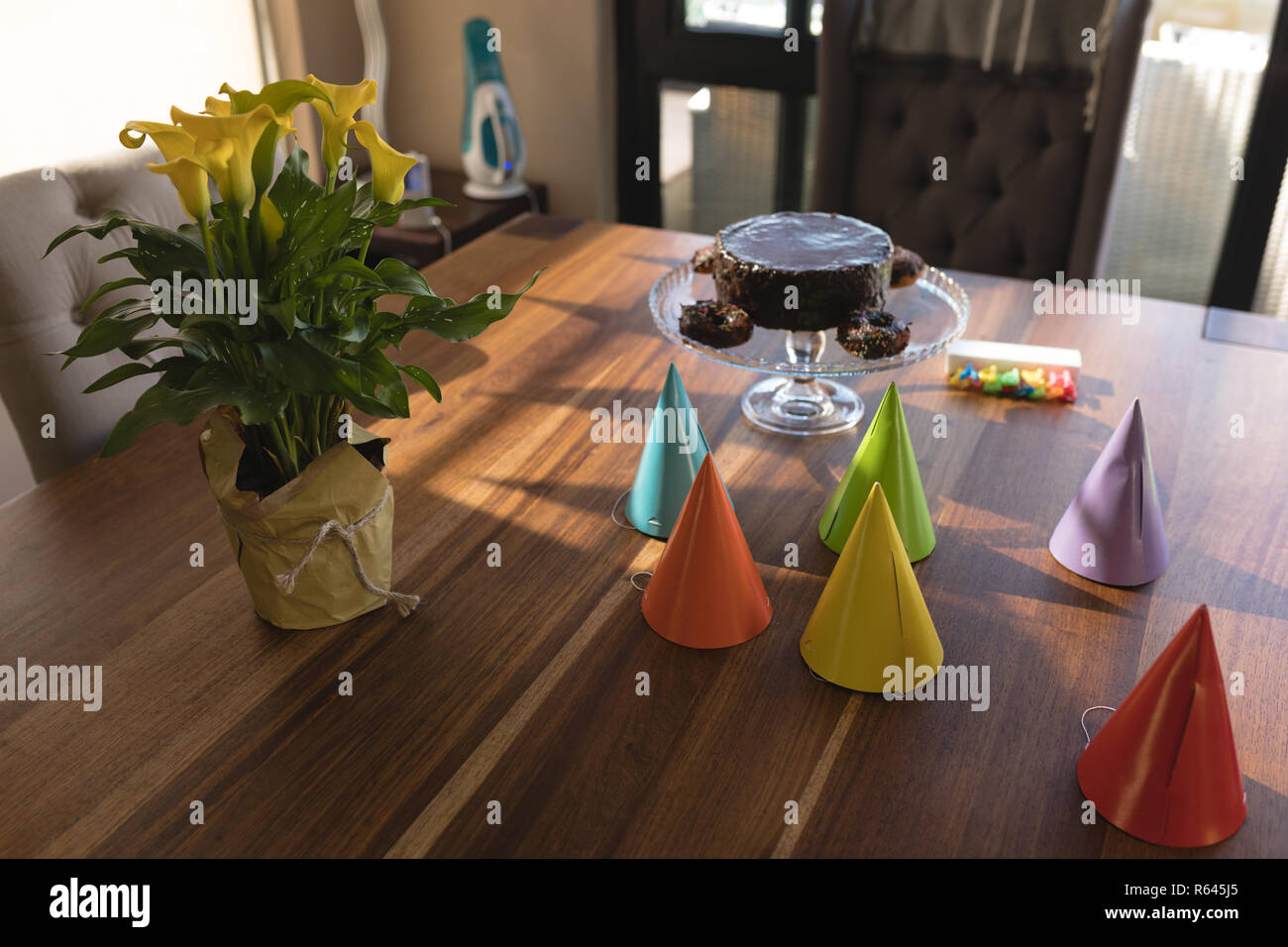 Torta e party hat sul tavolo Foto Stock