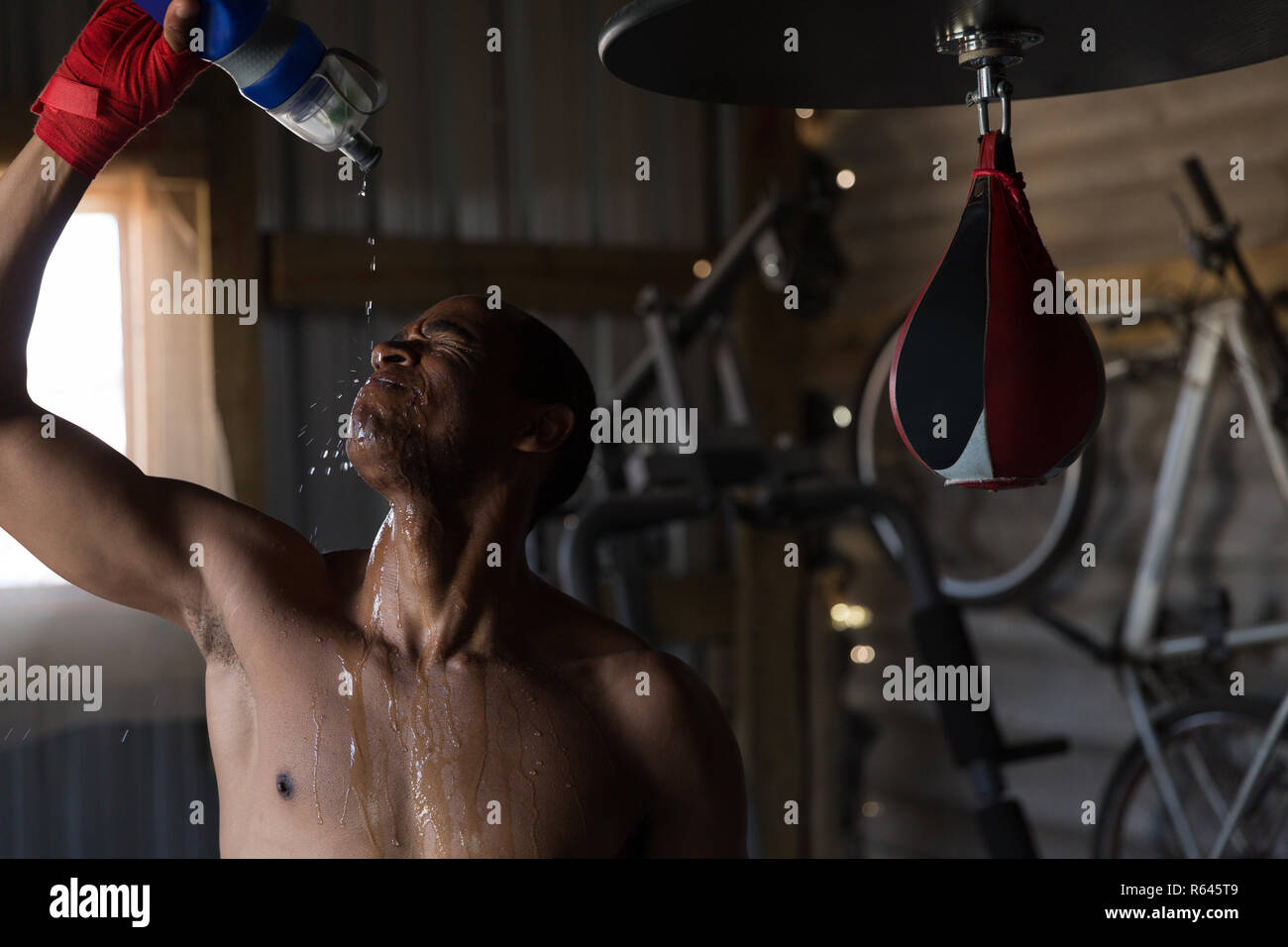 Boxer maschio versare acqua sul suo volto Foto Stock