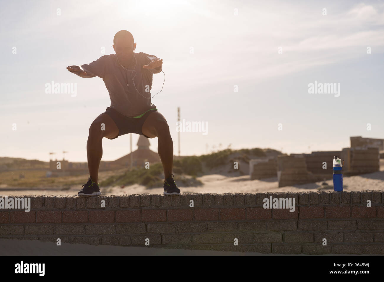 Atleta maschio esercita sulla parete circostante Foto Stock