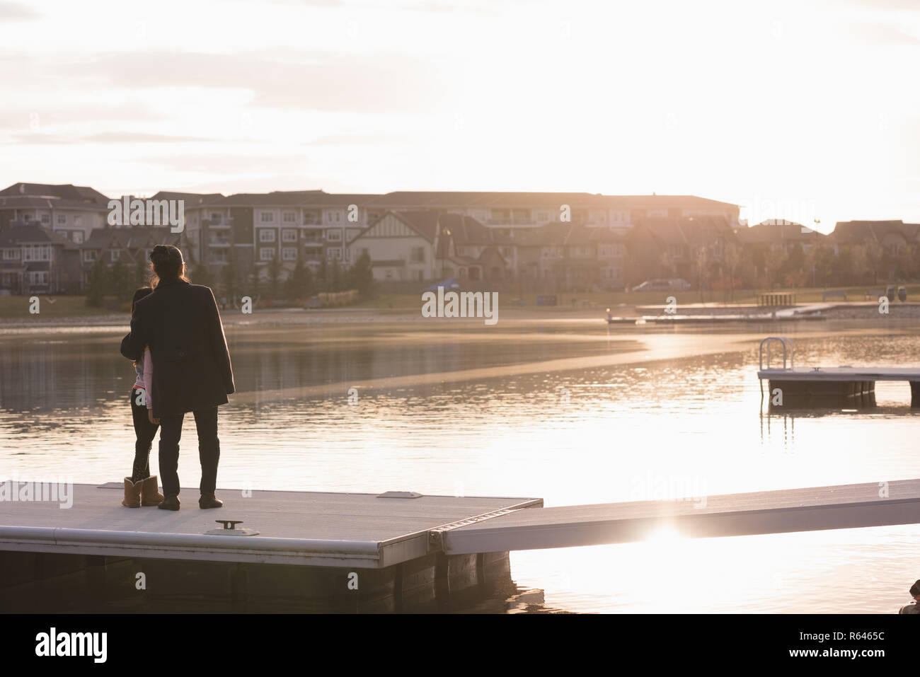Nonna e nipote in piedi sul molo vicino a lato lago Foto Stock