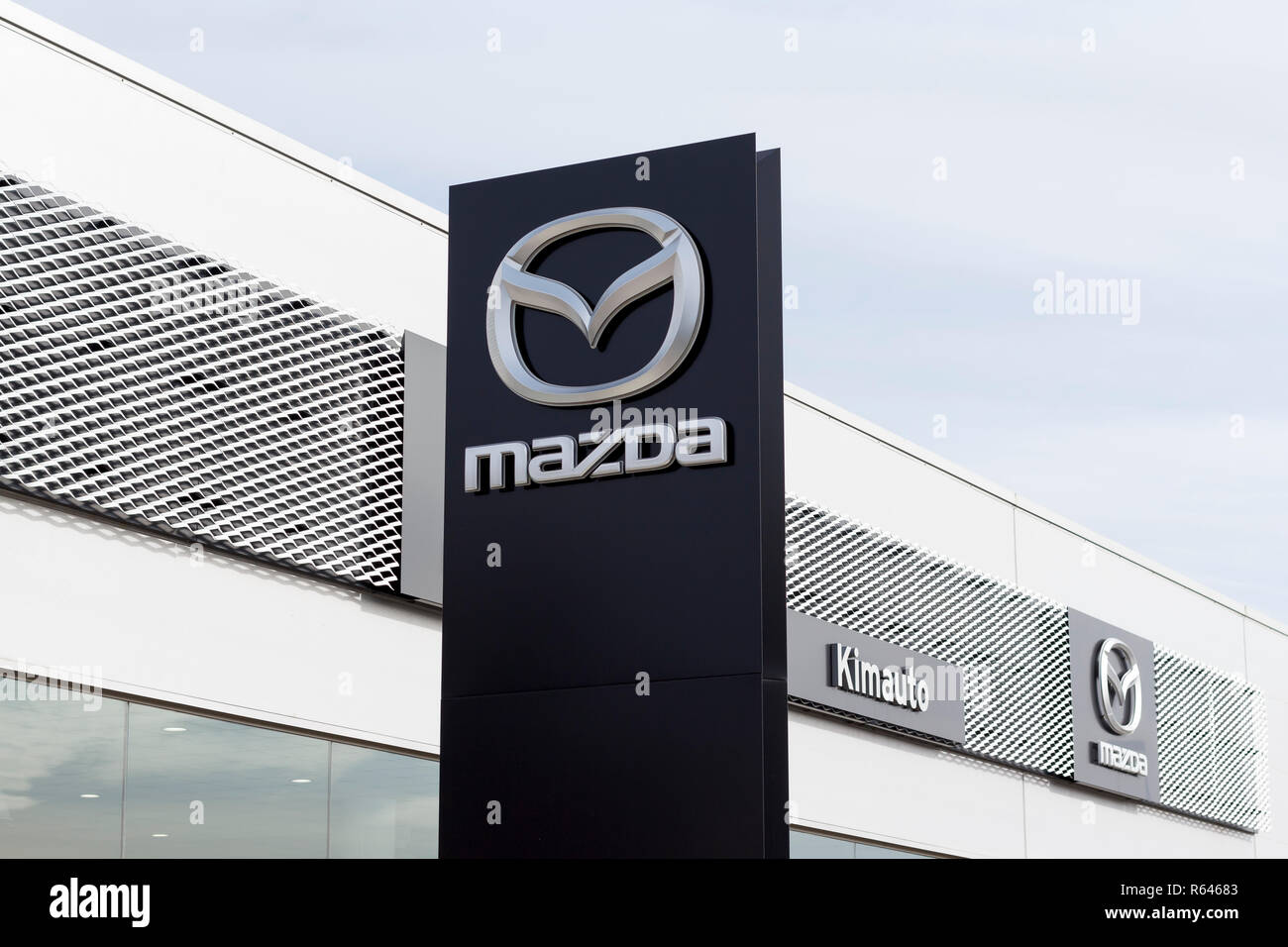 Logo Mazda in un cartellone pubblicitario in una concessionaria auto store Foto Stock