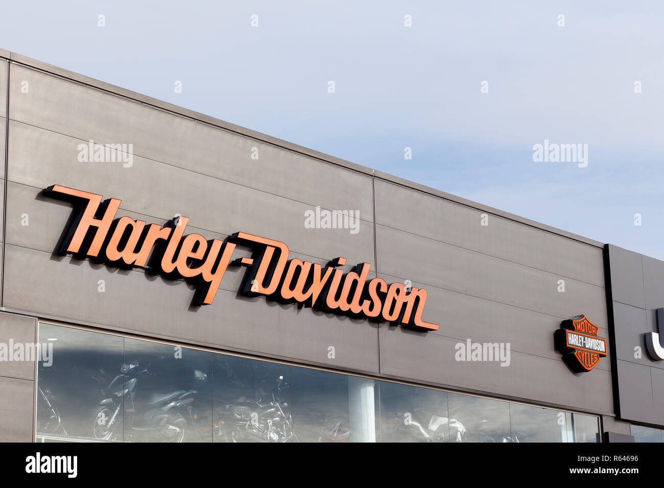 Harley Davidson logo in una concessionaria moto store, con un po' di moto in vendita Foto Stock