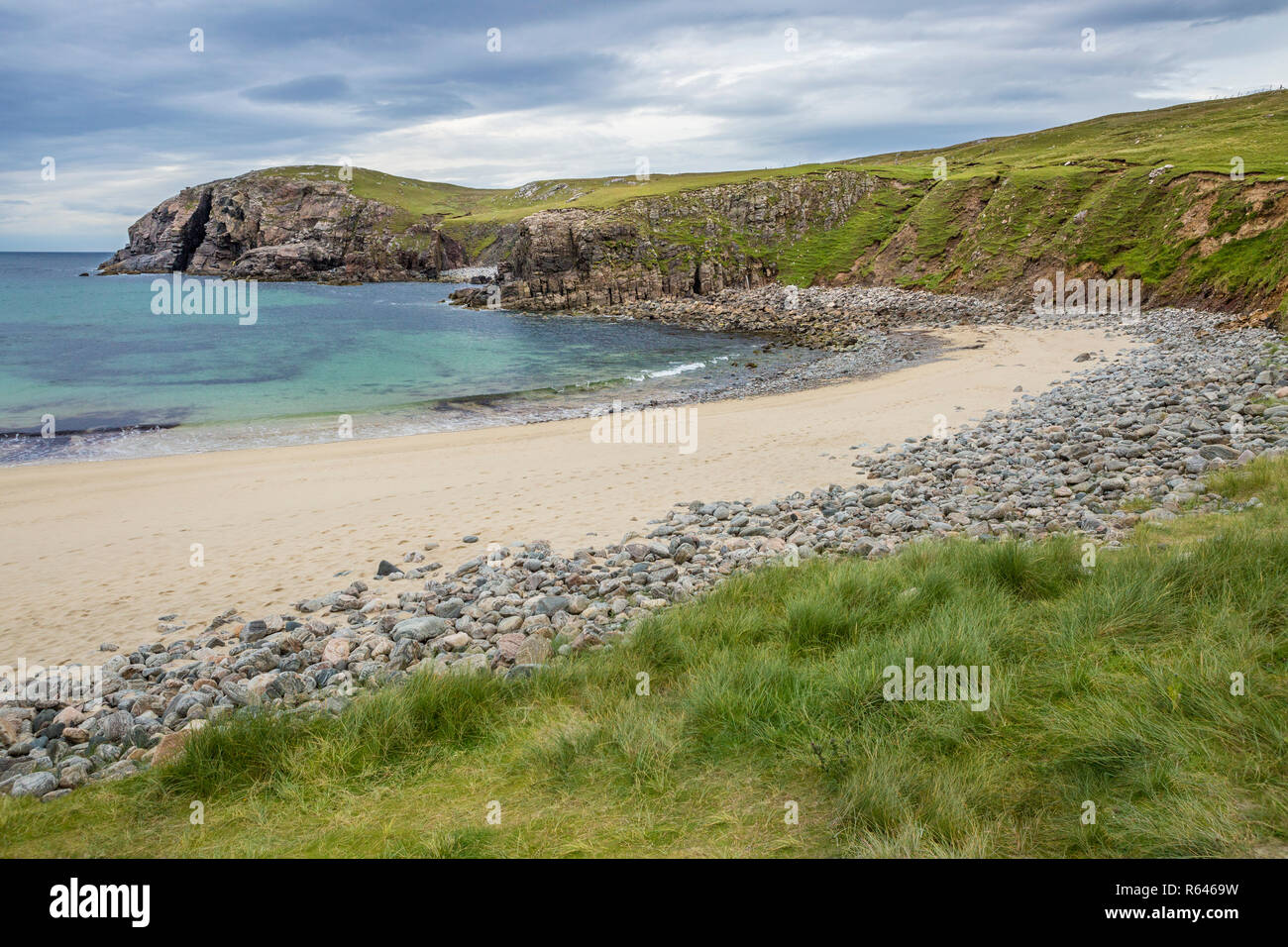 Bella Baia scozzese con ripide scogliere e acqua turchese a Dailbeag beach, isola di Lewis, Ebridi Esterne, Scotland, Regno Unito Foto Stock