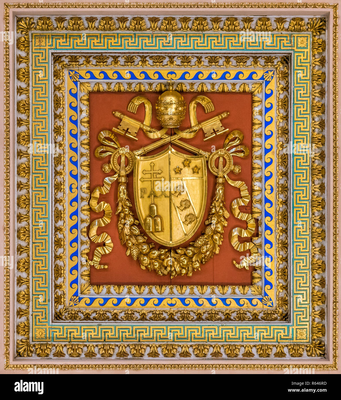 Pio VII stemma dal soffitto della Basilica di San Paolo fuori le Mura a Roma. Foto Stock