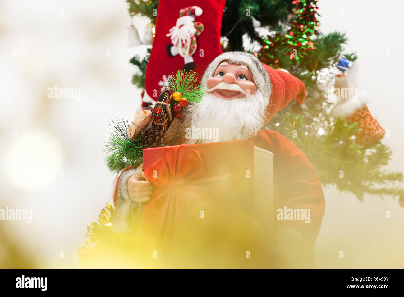 Babbo Natale con la confezione regalo . Natale e Anno nuovo concetto, con bokeh di fondo. Foto Stock