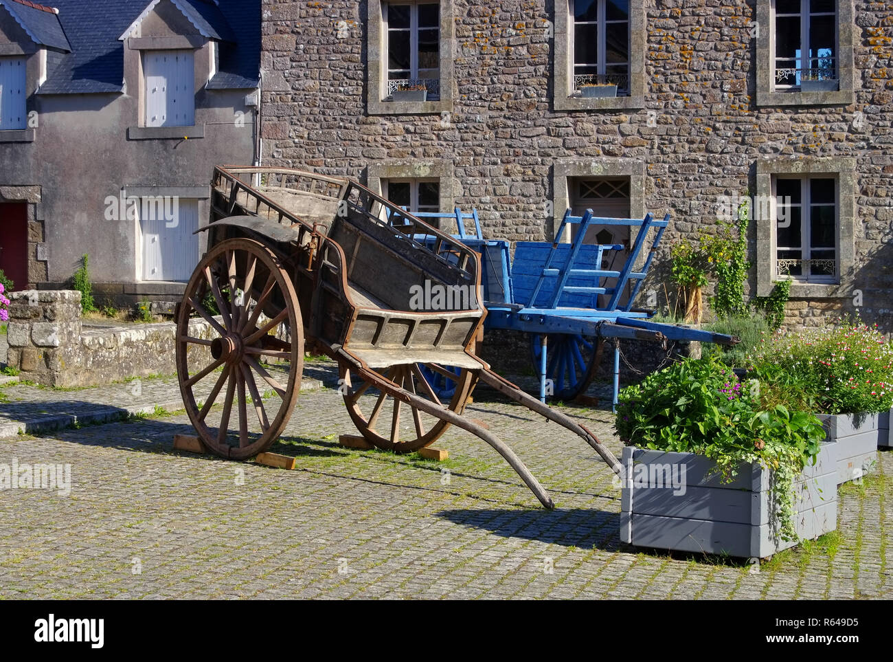 Il borgo medievale di locronan in Bretagna vecchio carrello,Francia - borgo medievale di locronan e vecchi wains,Brittany in Francia Foto Stock