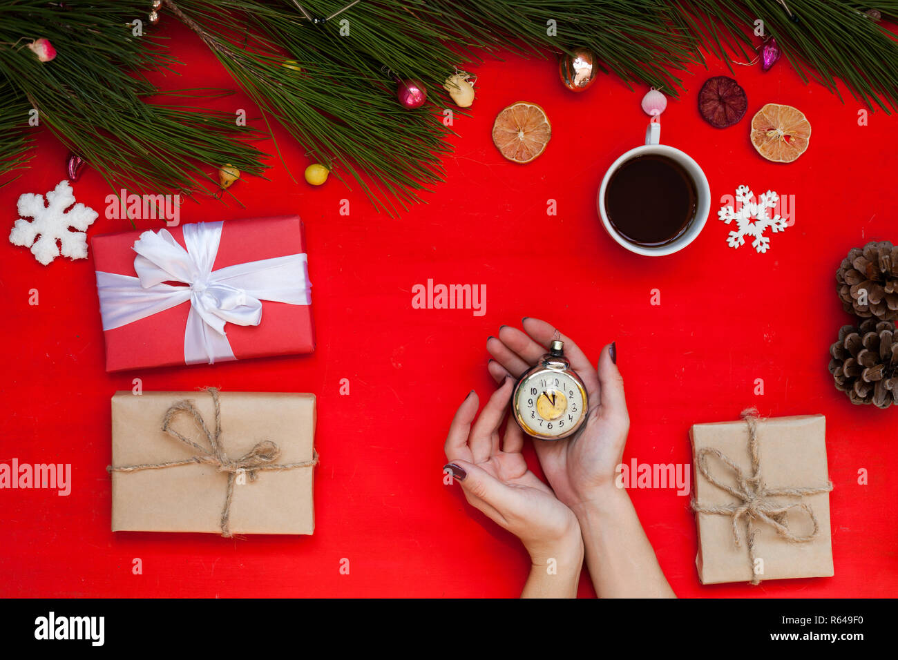 Regali Di Natale Giocattoli.Sfondo Di Natale Decorazione Regali Giocattoli Regali Di Fiocchi Di Neve Vacanze Foto Stock Alamy