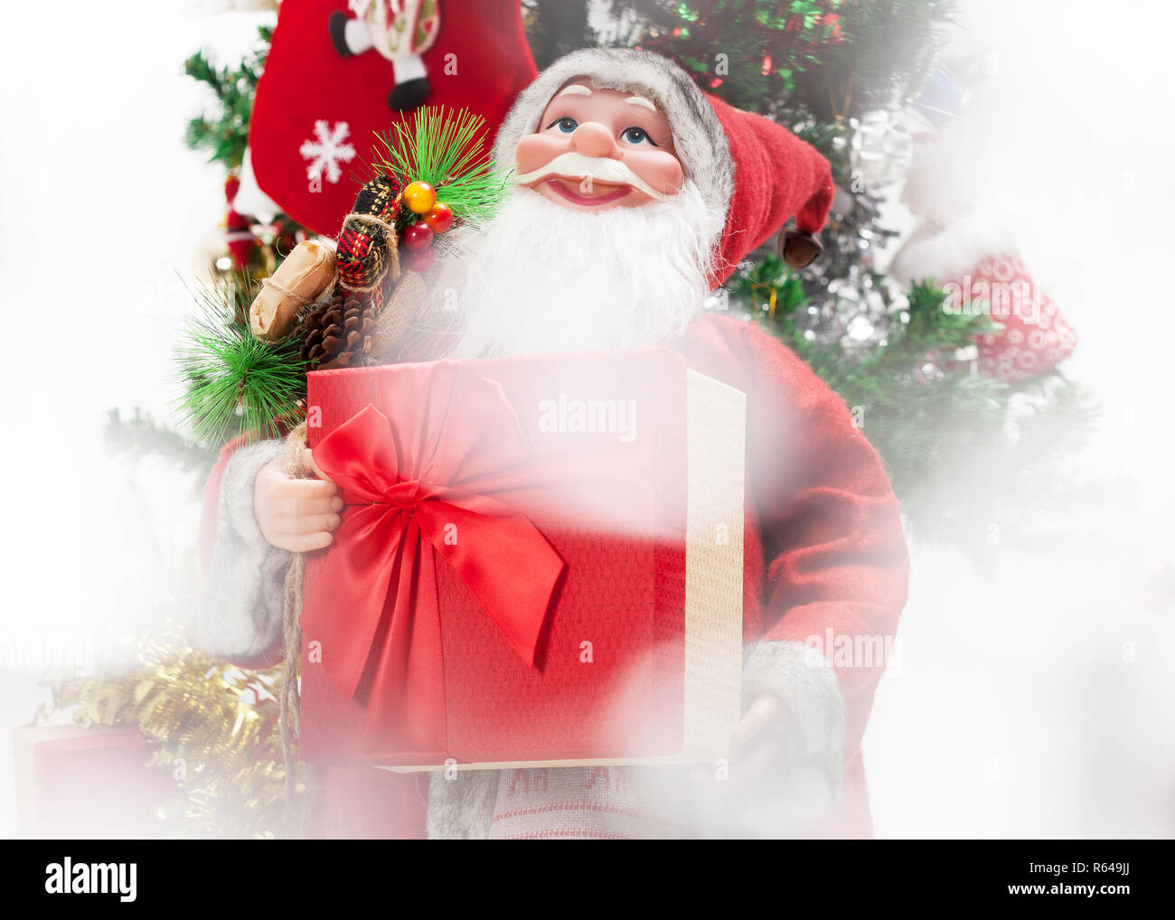 Babbo Natale con la confezione regalo . Natale e Anno nuovo concetto, con bokeh di fondo. Foto Stock