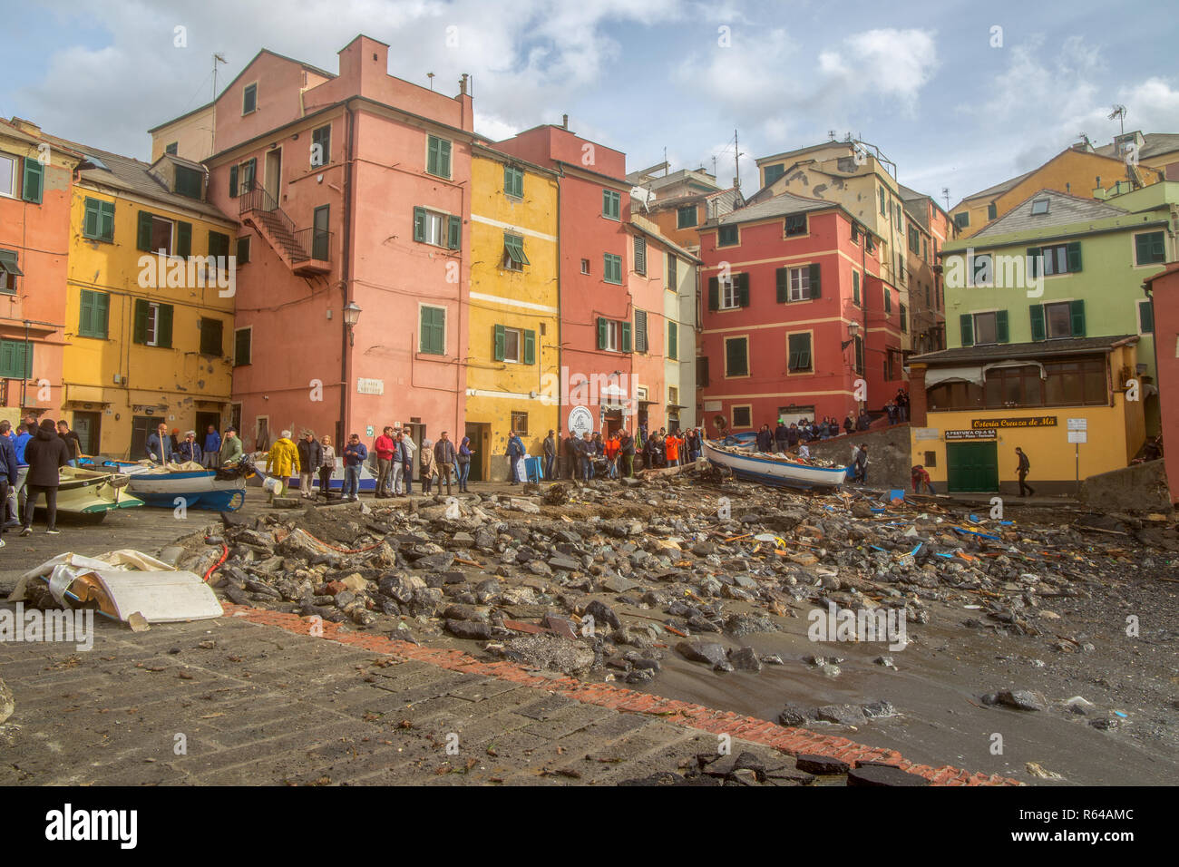 Genova, Italia, Ottobre 10, 2018 - Vista di Genova Boccadasse spiaggia devastato dopo la tempesta della notte prima, Italia Foto Stock