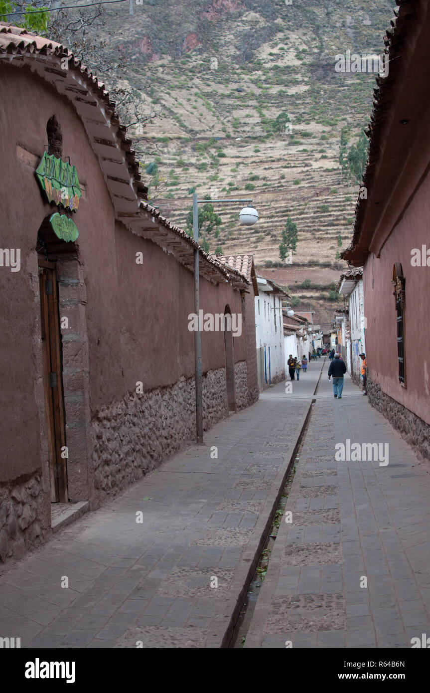 Pisac, Perù - Agosto 12 2011: le strade e la vita quotidiana della città. Foto Stock