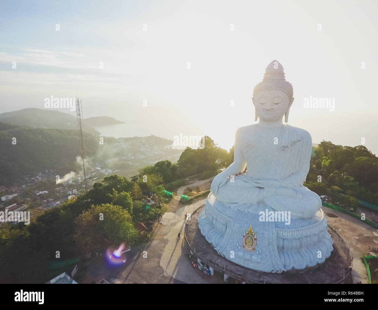 Vista aerea Big Buddha Phuket Thailandia altezza 45 m. Struttura in cemento armato ornata di giada bianca Suryakanta in marmo dal MYANMAR Birmania Foto Stock