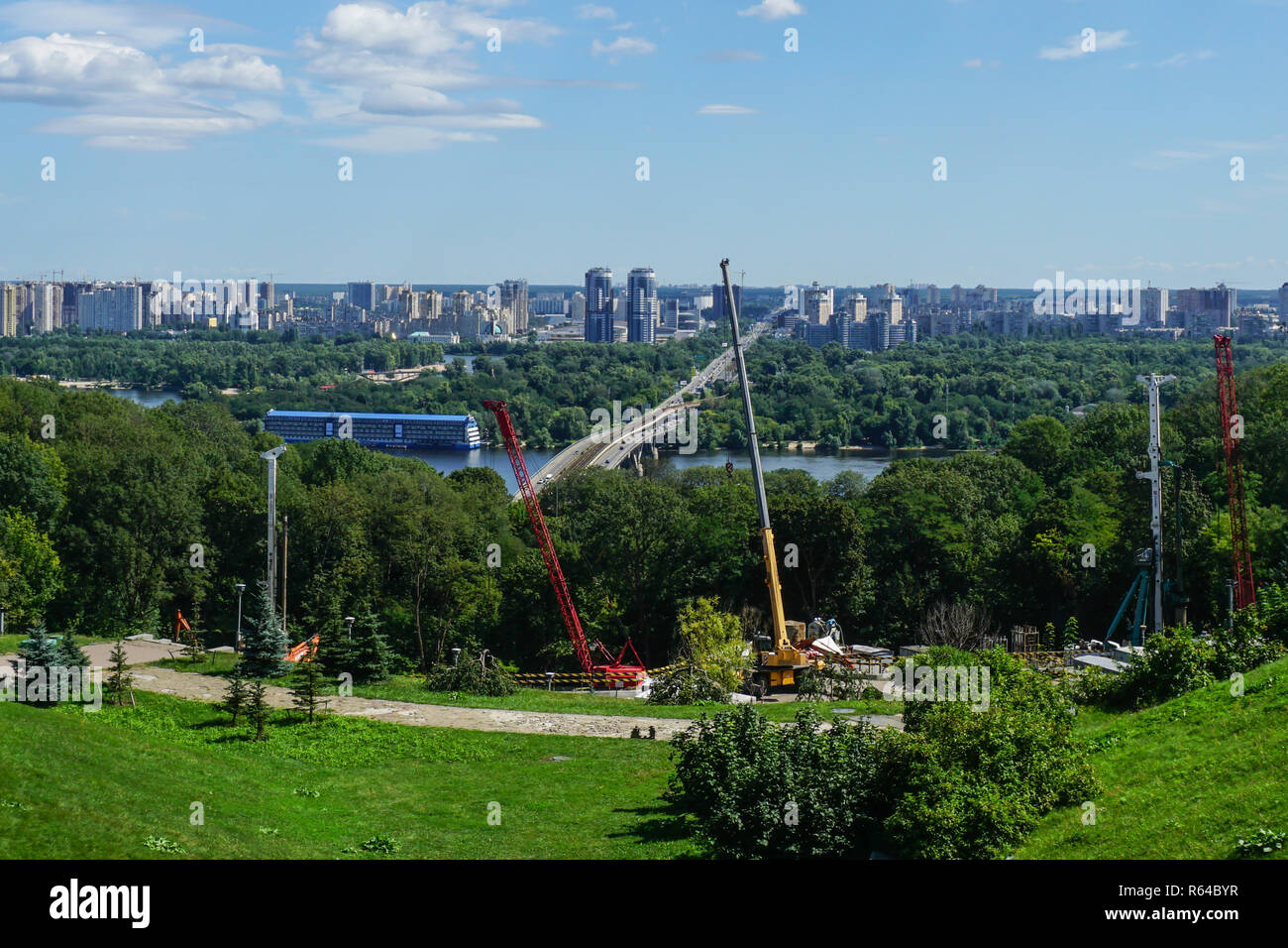 Kiev quattro gru a Parco della gloria eterna con la vista del Ponte di Hidropark Foto Stock