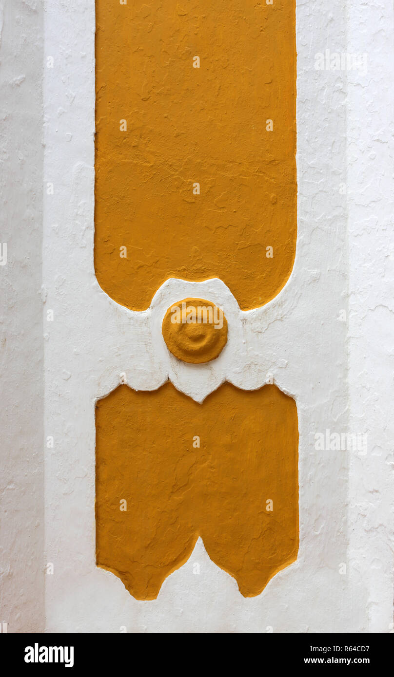 Il Portogallo, regione Alentejo, Evora. Dettaglio astratta di una facciata di edificio. Bianco e Giallo parete. Foto Stock