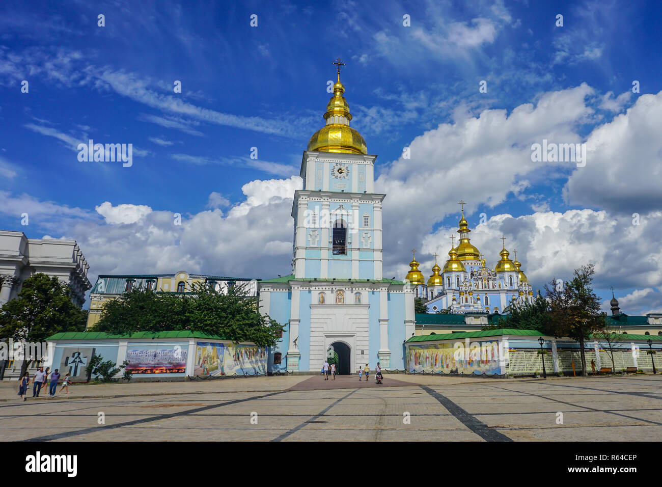 Kiev di San Michele a cupola dorata monastero Torre Campanaria frontale vista comune Foto Stock