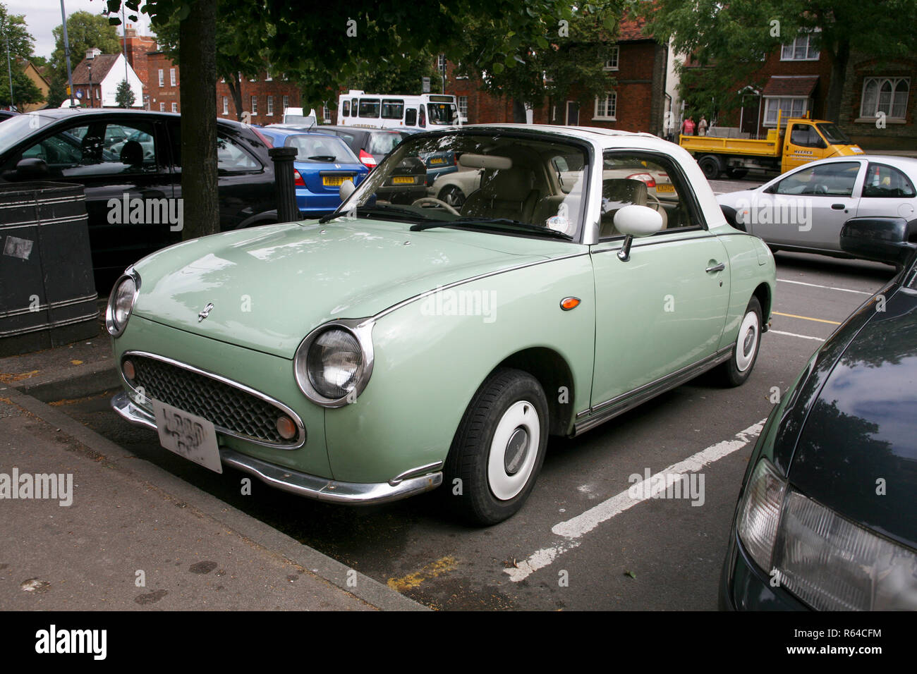 Nissan Figaro è un motore anteriore e trazione anteriore in stile retrò per l'anno di modello 1991 Foto Stock